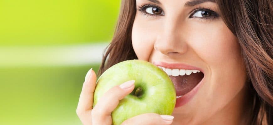 8 продуктов, которые отбеливают зубы