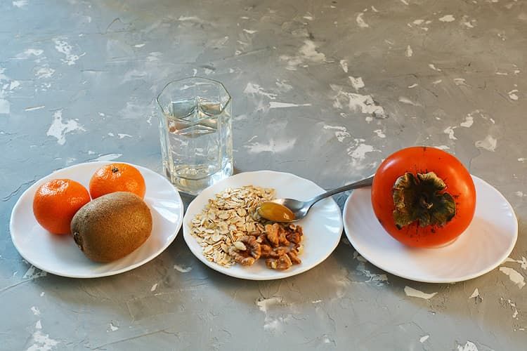Фруктовый завтрак с овсянкой и грецкими орехами